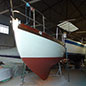 Bateau en bois repeint entièrement dans le hangar de stockage